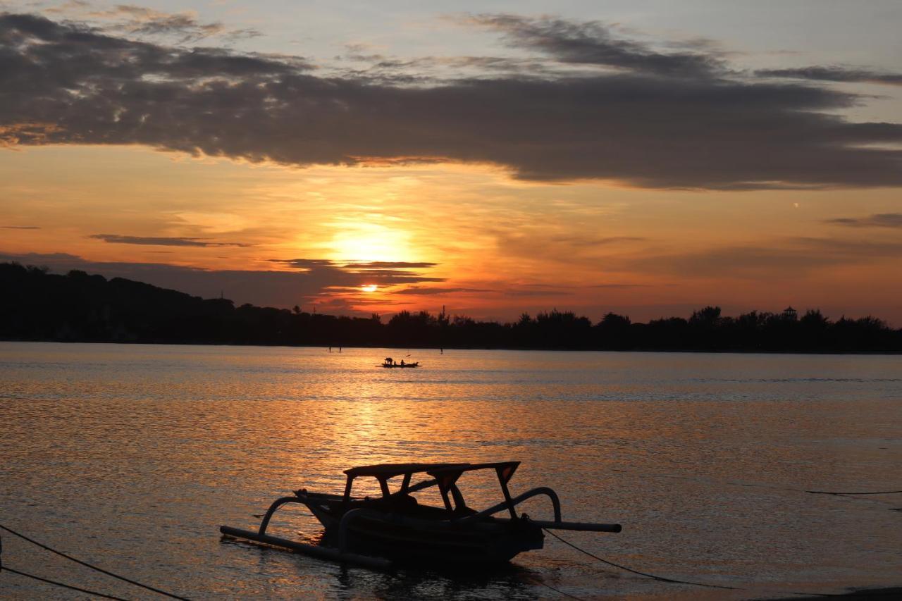 Meno Charm Hotel Gili Meno Bagian luar foto